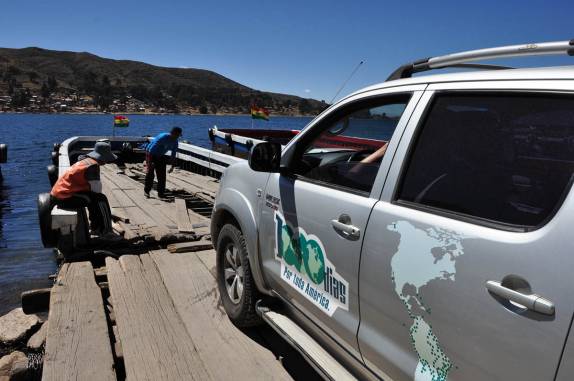 A Fiona entra na pequena balsa para atravessar o lago Titicaca, entre Copacabana e La Paz, na Bolívia